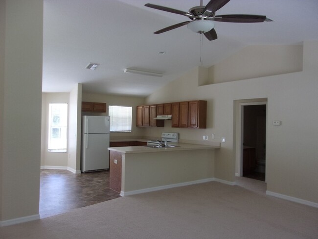 Building Photo - Cozy 3 Bedroom Retreat in a Desirable Loca...