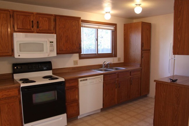Foto del edificio - 3 Bed 2 Bath Located Near Peterson AFB