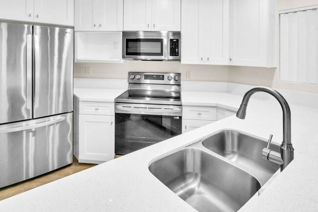 Building Photo - Beautiful one bedroom/one bath in the Verano community at UTC! Close to so much!