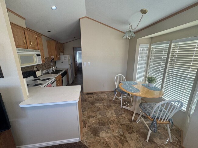 Foto del edificio - 2 Bed 2 Bath FURNISHED home! 55+ Age Restriction