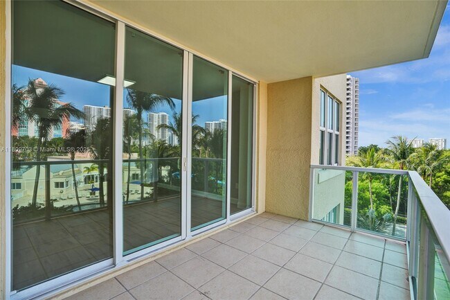 Foto del edificio - 3340 NE 190th St