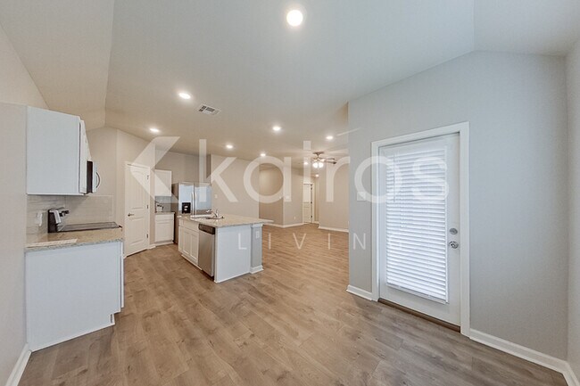 Building Photo - 413 Mango Dr