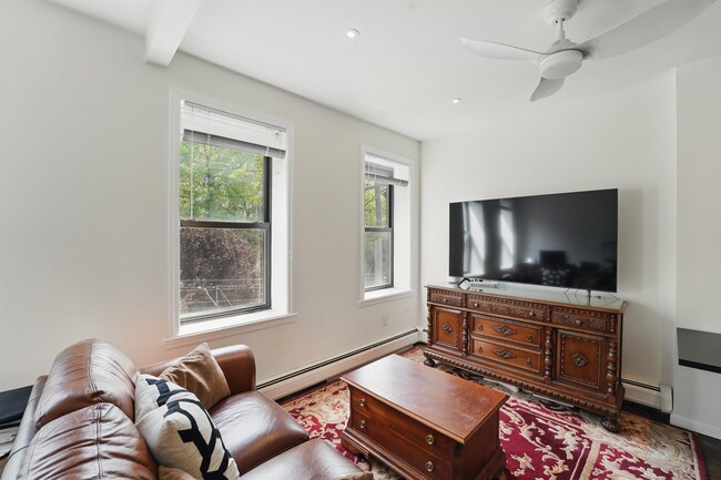 Foto del edificio - 242 6th St
