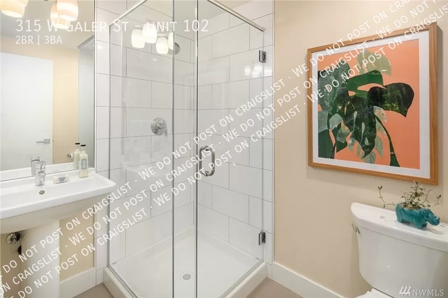 Building Photo - Stunning 2 bedroom 3 bathroom in heart of ...