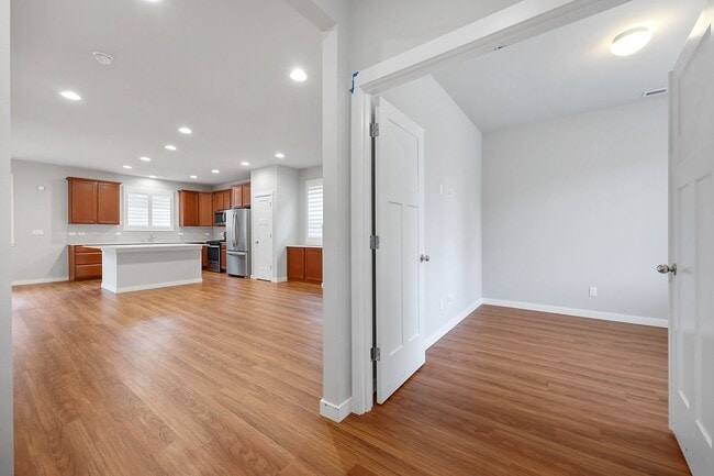 Building Photo - Community beach access! 4 bedrooms 2.5 baths.