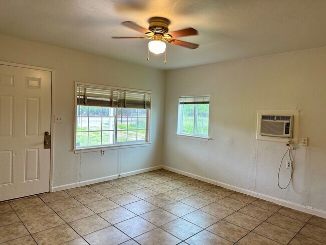 Building Photo - Country living 2 bedroom 1 bathroom house ...