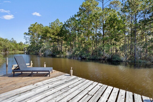 Building Photo - Cute 2 Bedroom 1 Bathroom home in Bay Sain...