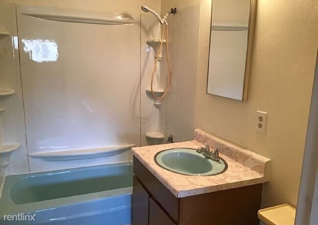 Building Photo - 1 br, 1 bath Apartment - 1424 Mchenry St