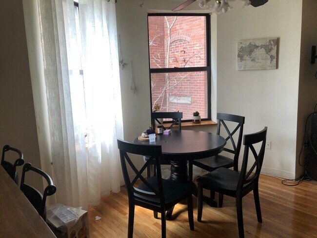 Building Photo - 52 Gainsborough St