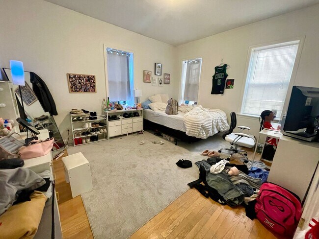 Building Photo - 4bed / 2bath in Brookline Near Boston University - Available September 2026