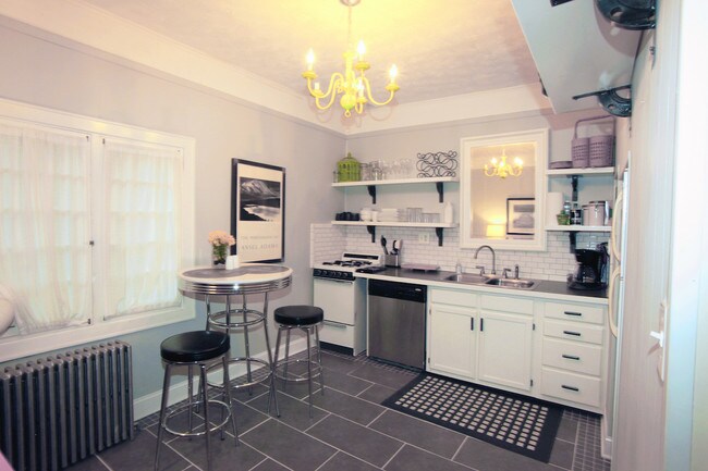 Cocina con todo lo que necesitas - 107 Murdock Ave