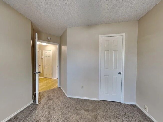 Foto del edificio - 923 Teakwood Ln