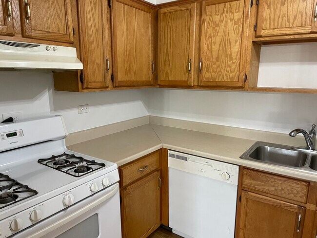 Building Photo - 2610 Oakton St