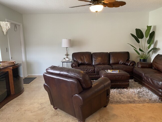 LR - 103 Royal Oak Dr