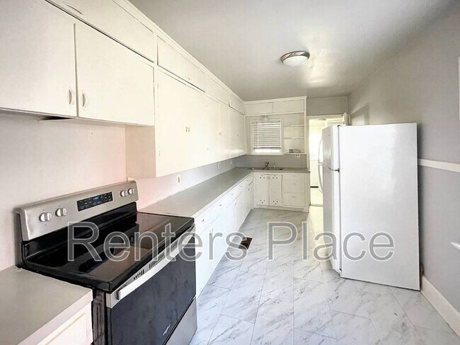Building Photo - 3532 E Archer St