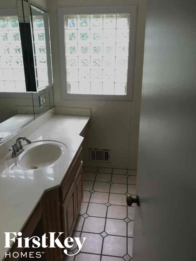 Foto del edificio - 8105 E 99 St