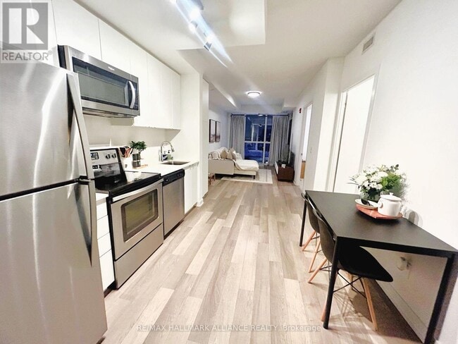 Building Photo - 5240 Dundas St