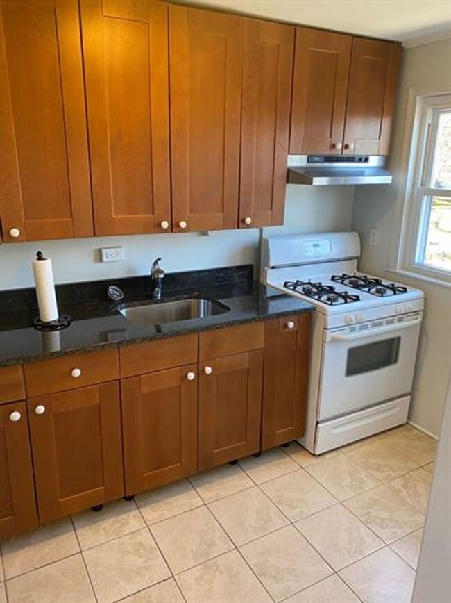 Building Photo - Two Bedroom Home