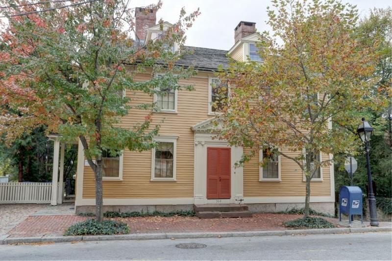Primary Photo - 364 Benefit St