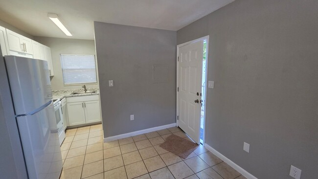Building Photo - Studio garage apartment