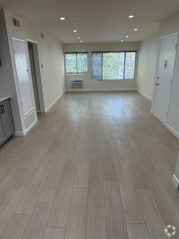 Building Photo - 711 Westmount Dr