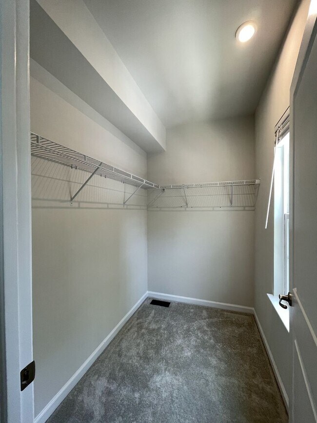 Foto del edificio - New 3-Bedroom Condo In Spotsylvania