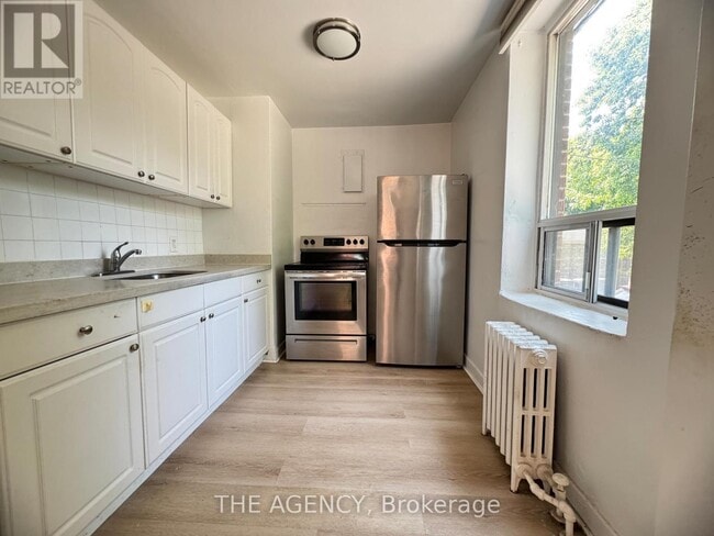 Photo du bâtiment - 852-852 Broadview Ave