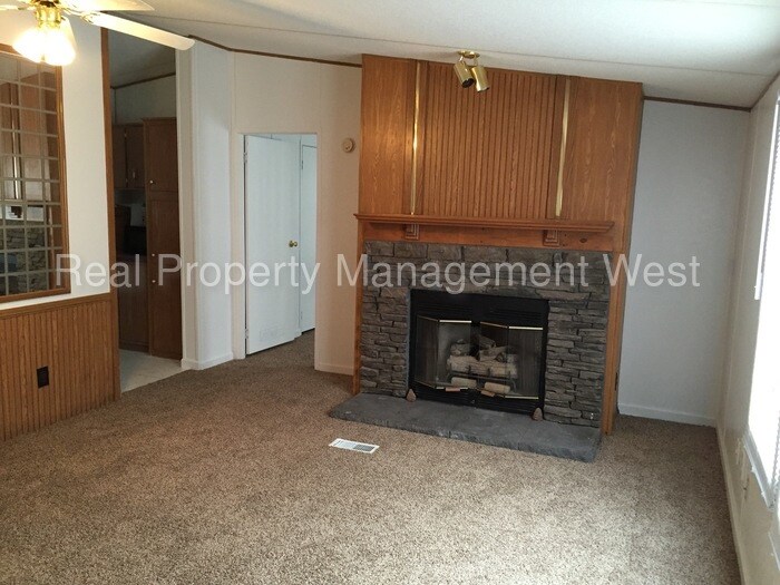 Primary Photo - 2848 S Spencer Ave