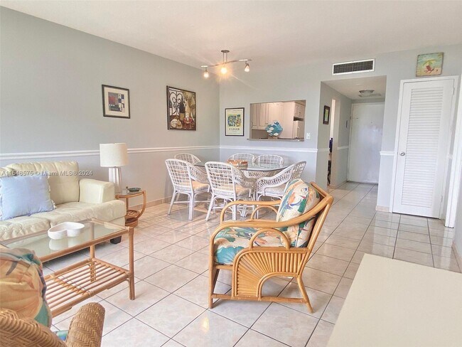Building Photo - 2899 Collins Ave