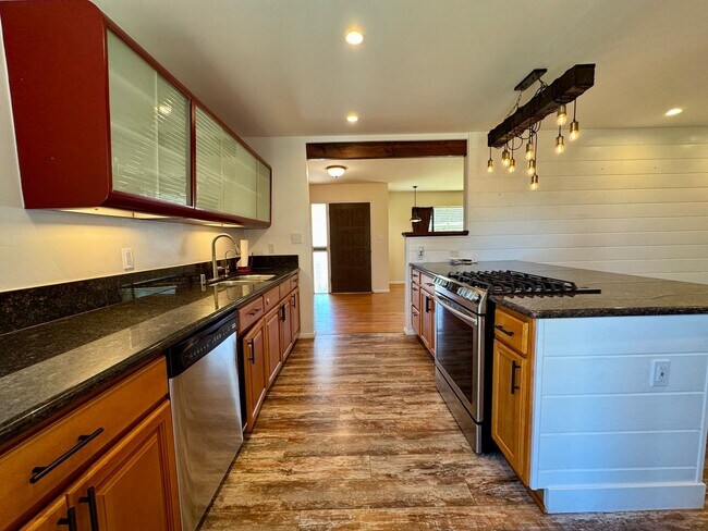 Foto del edificio - Upgraded, Charming House in La Mesa 2Bd/1Ba, Attached Garage, Large Backyard