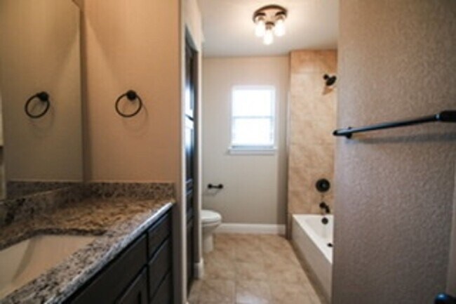 Building Photo - 805-807 Jameson