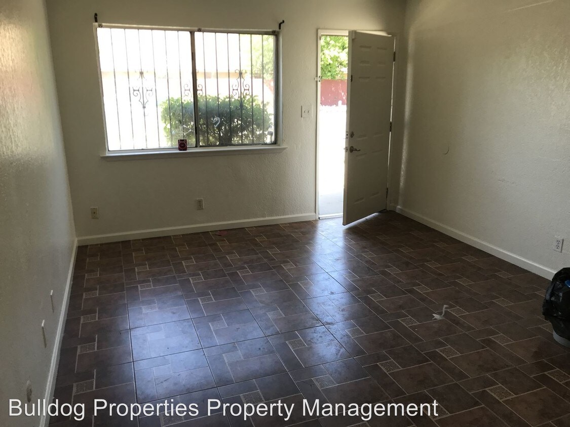 Primary Photo - 2303 S Poppy Ave