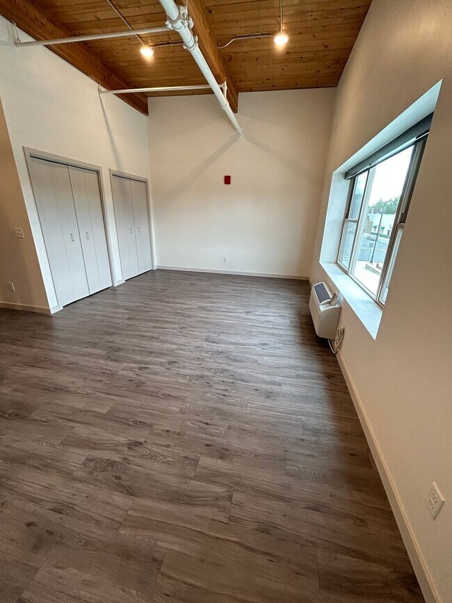 Building Photo - Studio Unit at Tiller+Main