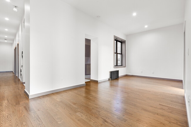 Building Photo - 560 W 163rd St