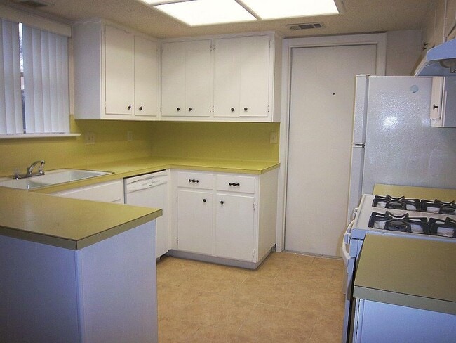 Building Photo - 10402 Golden Quail Dr