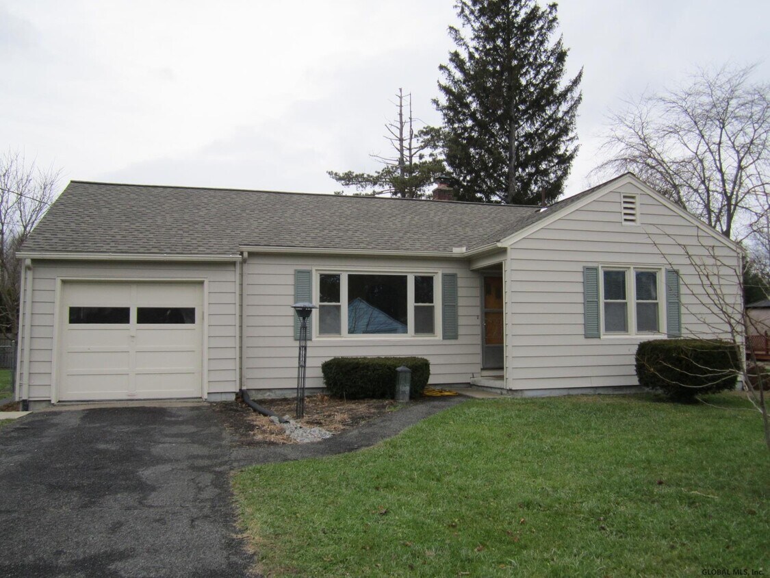 Primary Photo - 37 Pawling Ave