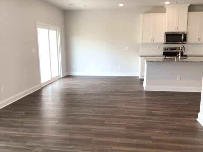 Building Photo - 605 Hampton Dr