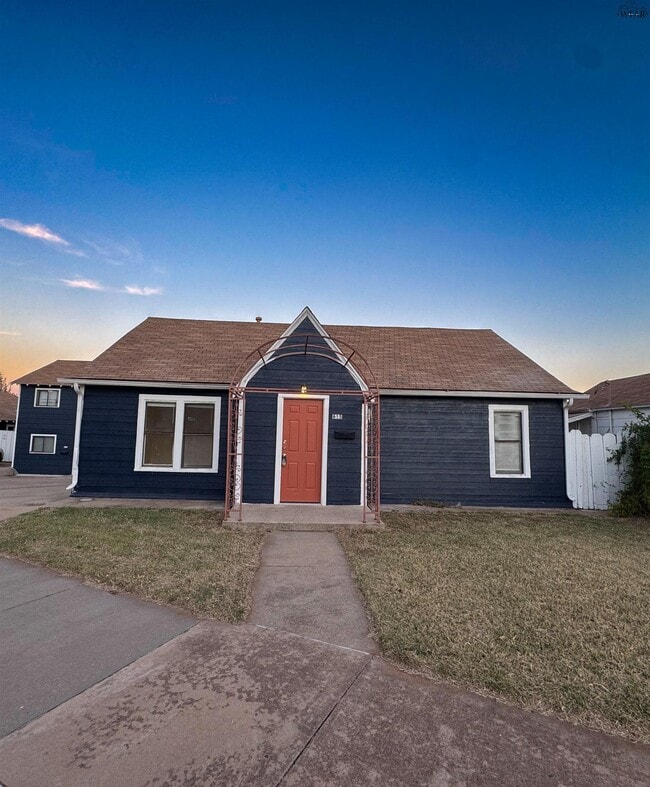 Building Photo - 615 Sunset Dr