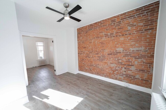 Building Photo - 617 E Chestnut St