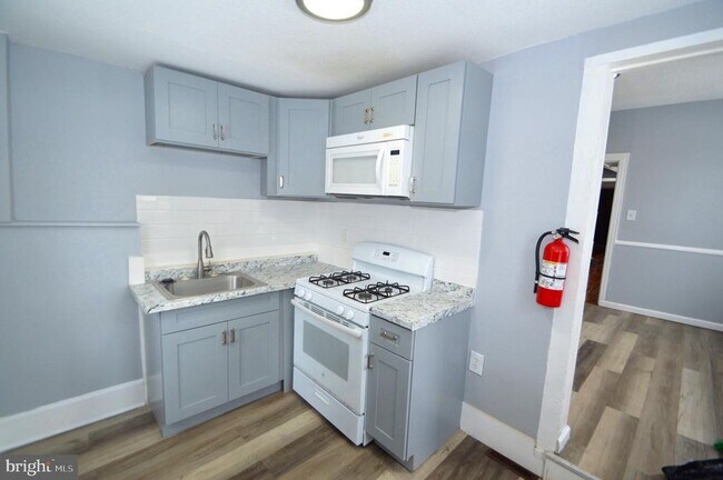 Building Photo - 201 York St