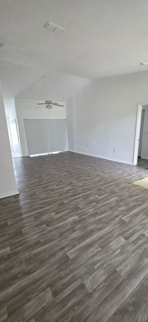 Foto del edificio - Spacious 3BR/2BA Home with Screened Patio and 2-Car Garage