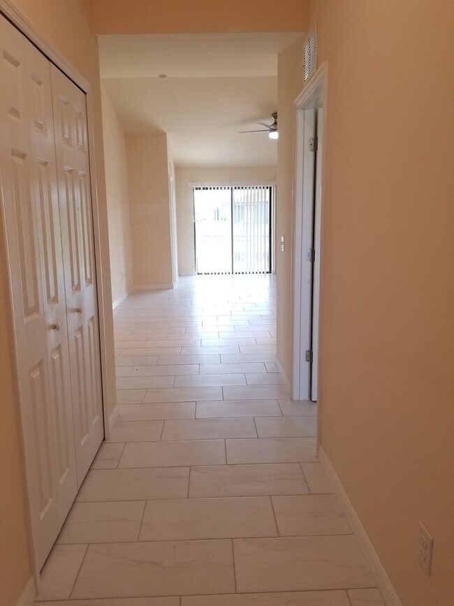 Foto del edificio - 3 Bedroom 2 Bath 1 Car Garage Waterfront D...