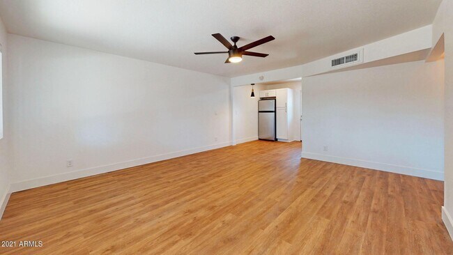 Building Photo - 3942 E Earll Dr