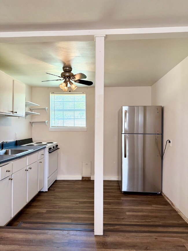 Building Photo - Great Rear Unit with Loft!