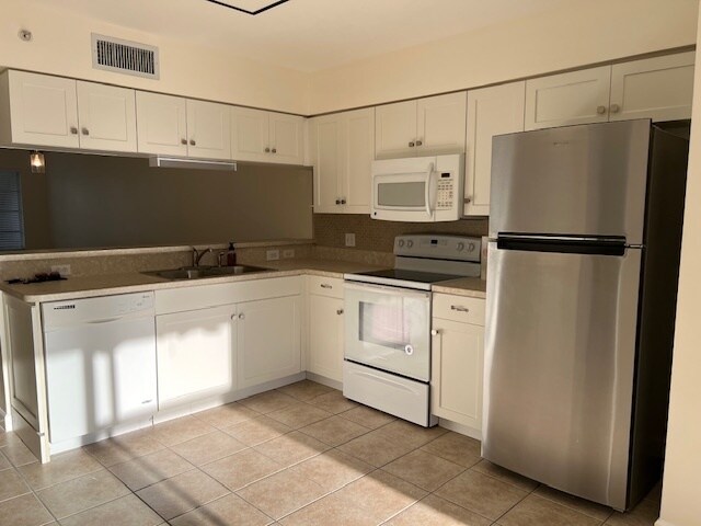 Cocina renovada - 4935 Sandra Bay Dr
