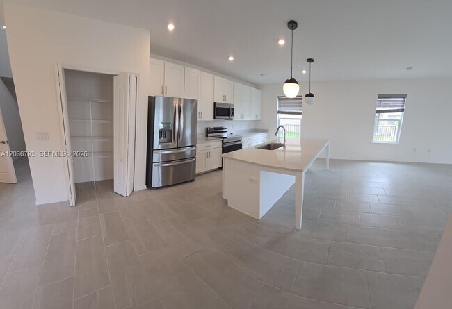 Building Photo - 10500 SW Vasari Way