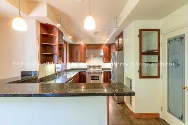 Foto del edificio - VIDEO! Gorgeous 4 BR, 3 BR in the Heart of...