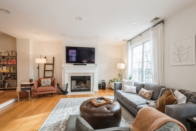 Photo - 1110 W Wolfram St Townhome