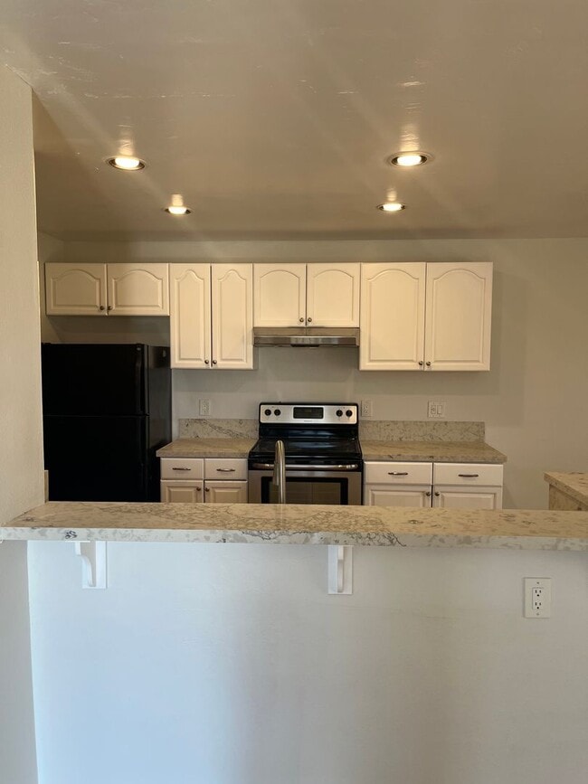 Foto del edificio - Beautiful 2 Bedroom/1 Bath Floor Level Rem...