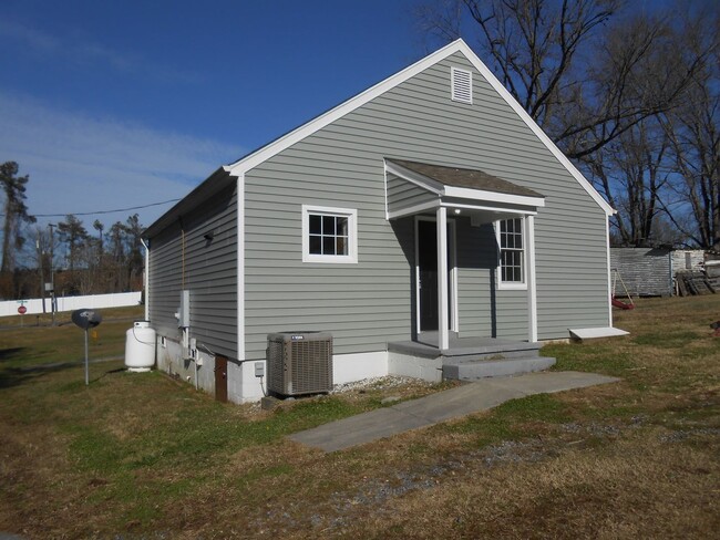 Building Photo - Remodeled, 2 Bedroom & 1 Bath Home  Like New!